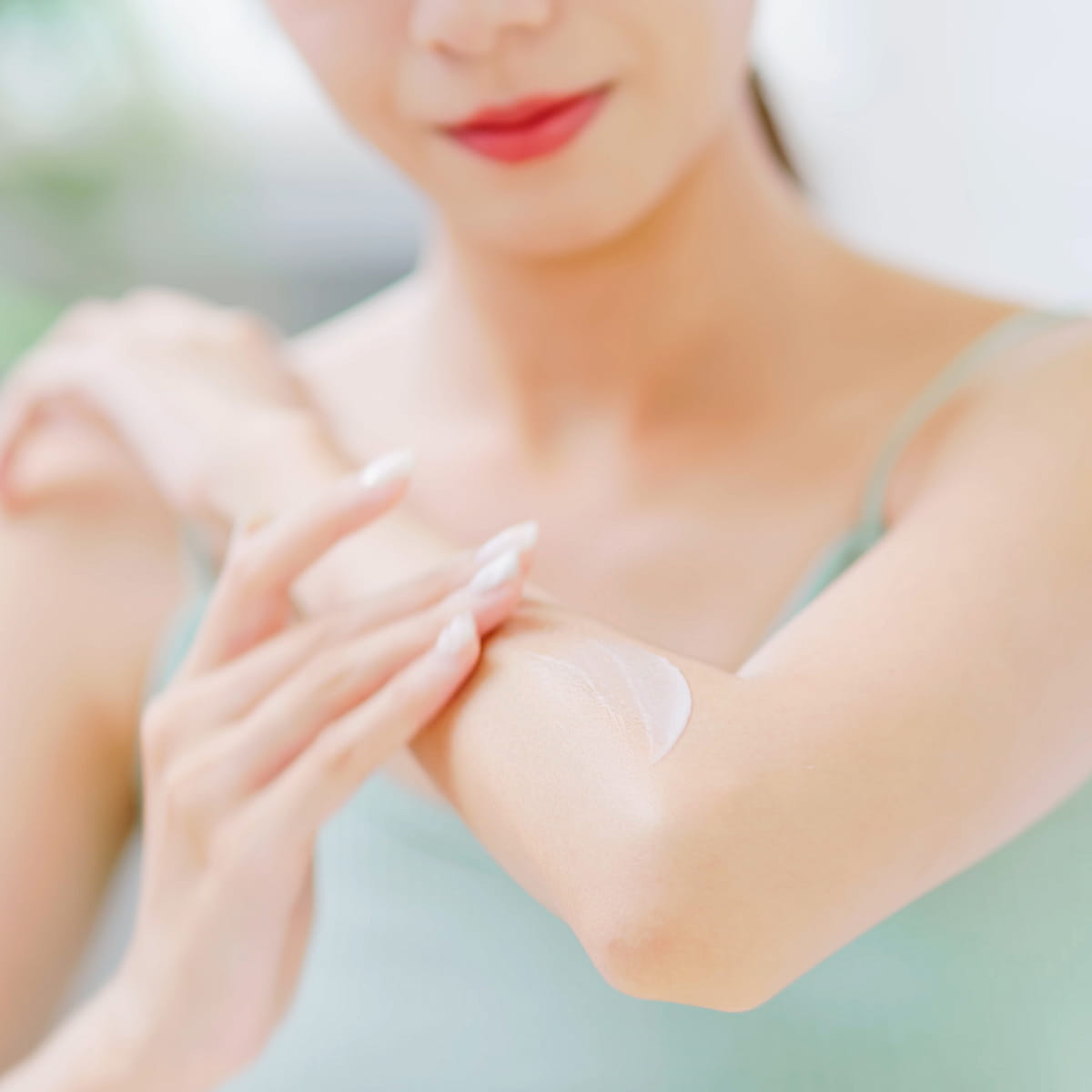 women applying aloe gel on dry skin