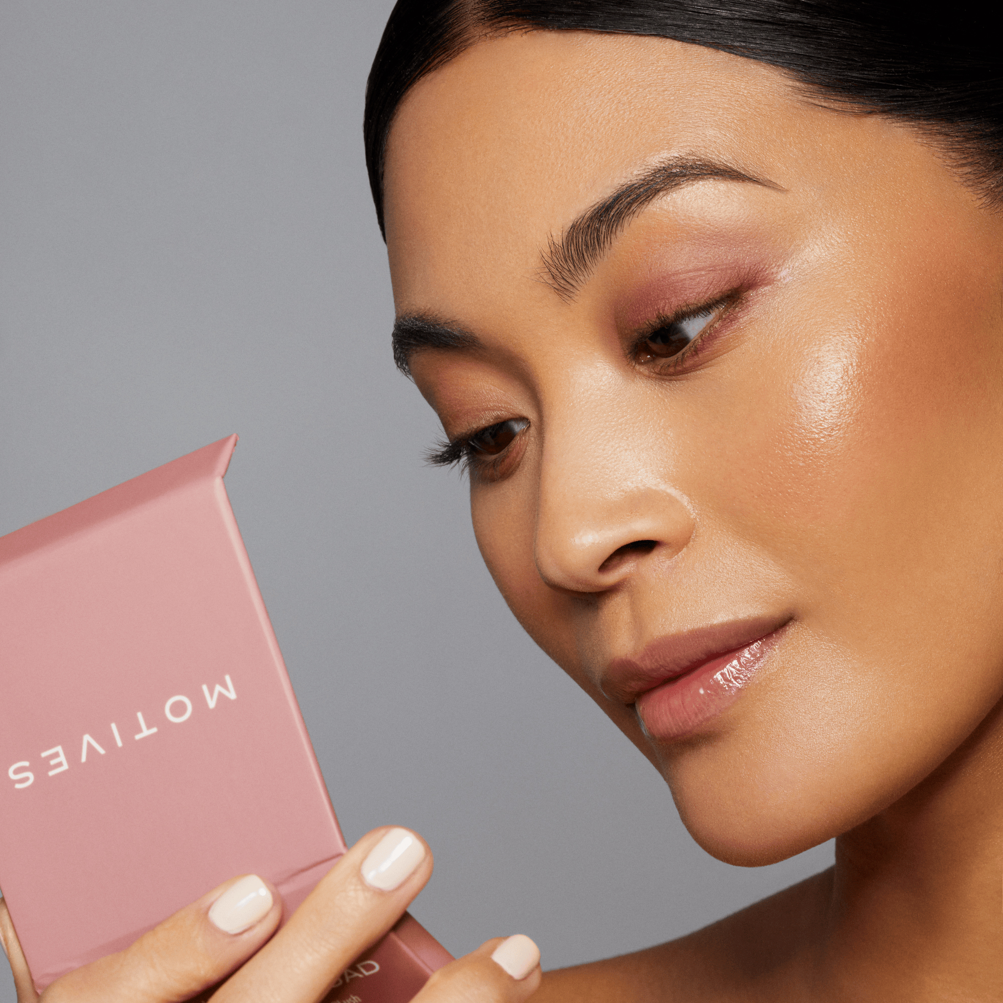 Women is holding ribbon eyeshadow palette
