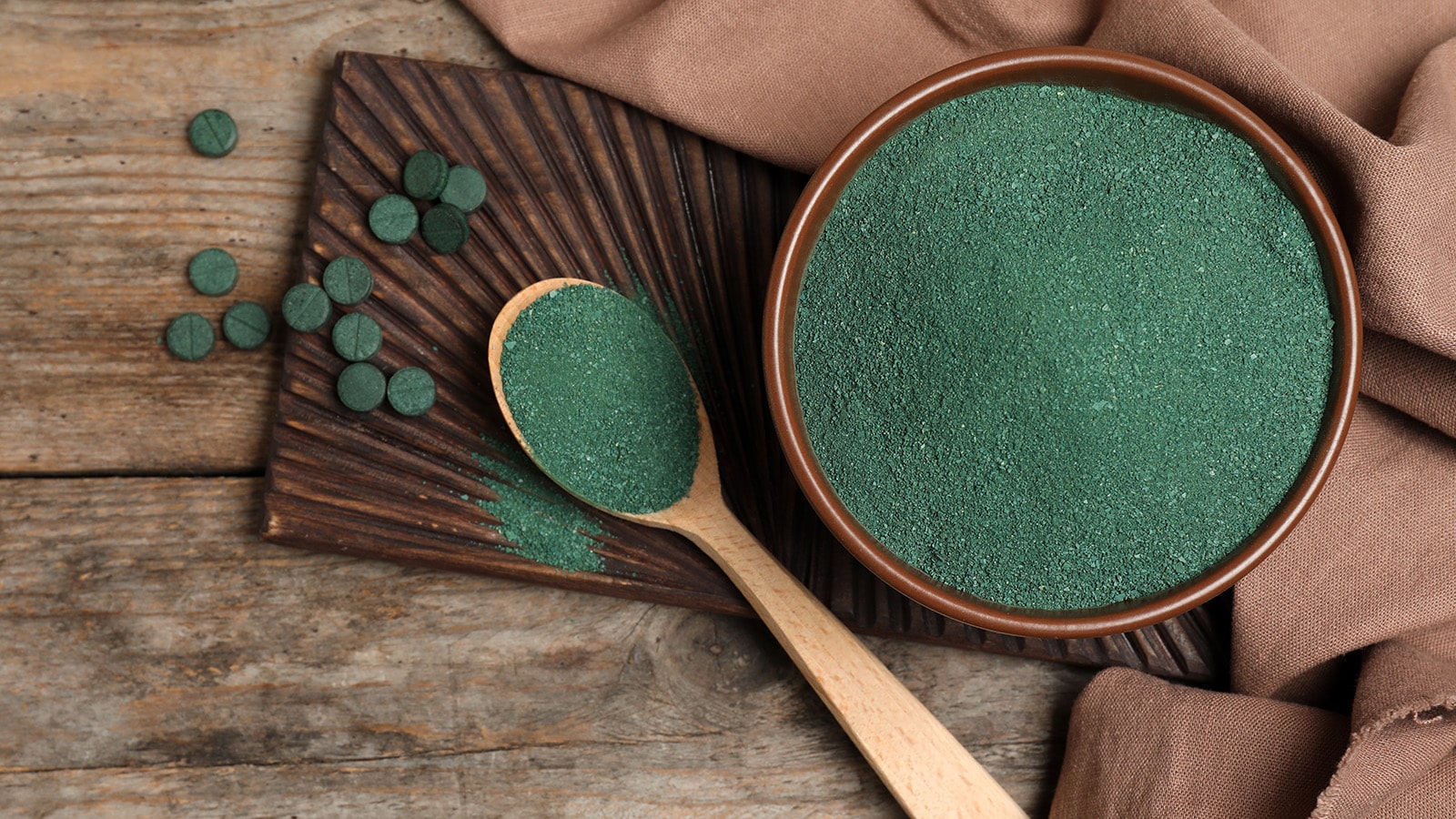 image of spirulina in tablet and powder form